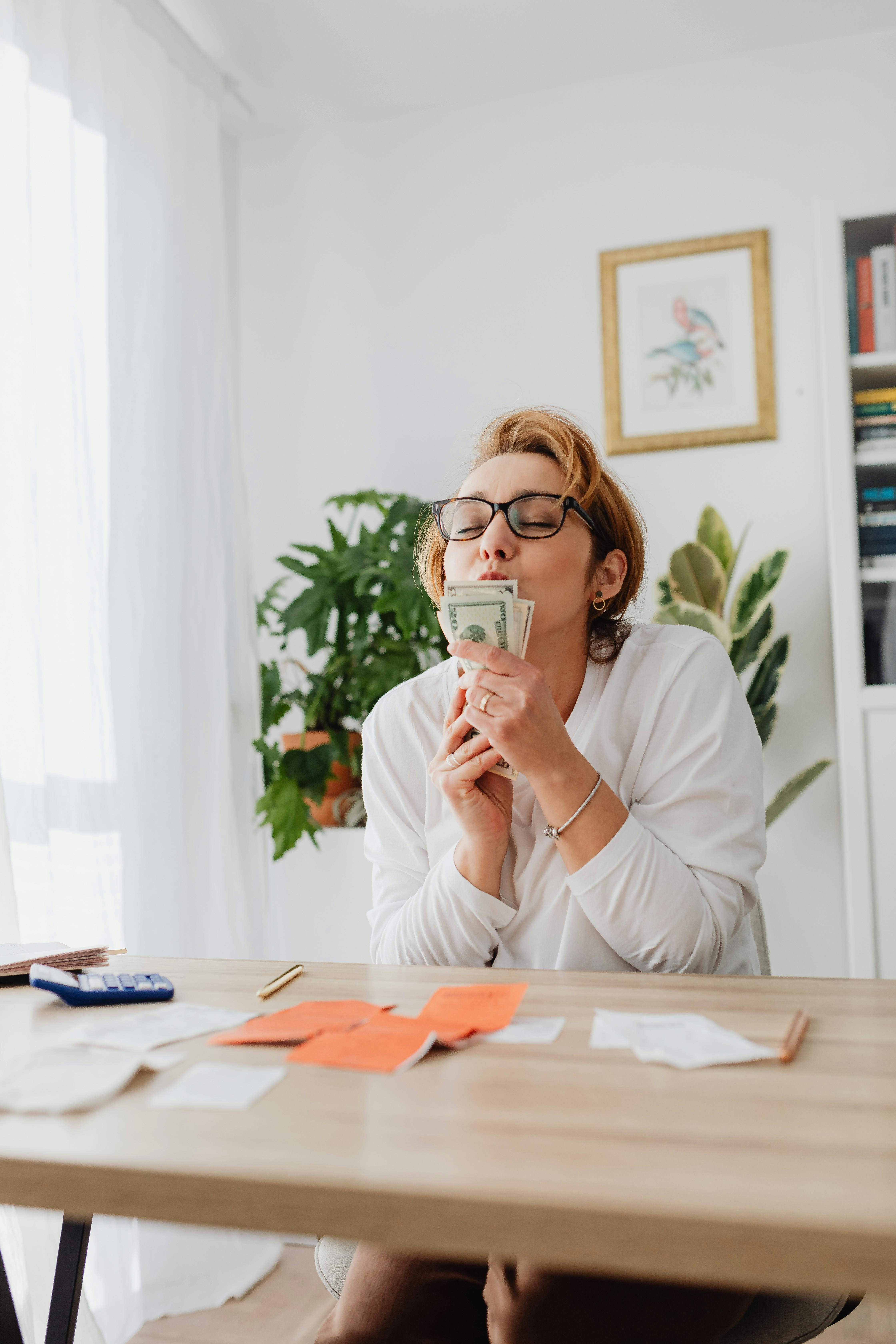 Persona che controlla il punteggio di credito online