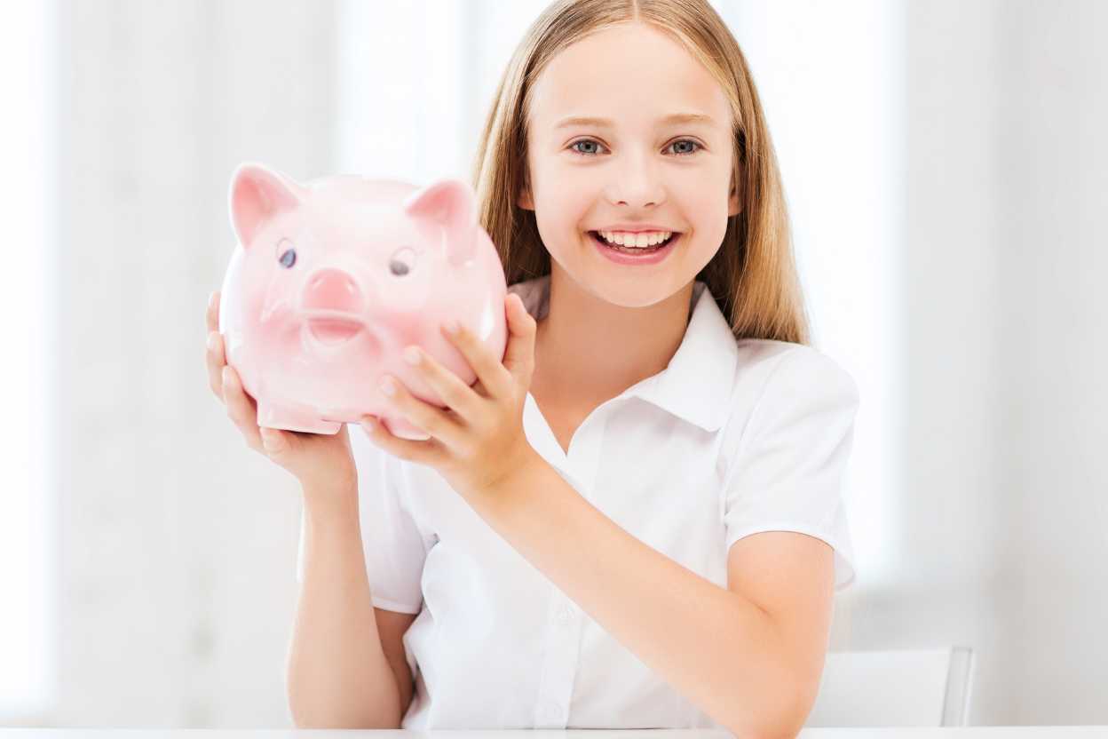 Naudas nozīme un finanšu plānošana bērniem. Finanšu blogs vecākiem. Iemācīt bērnam naudas būtību.