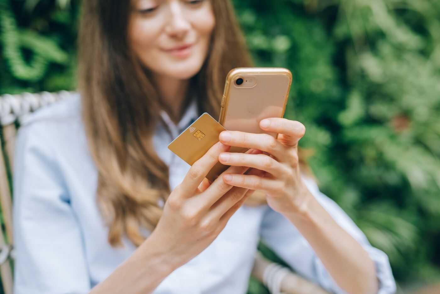 MyCredy klients apskata kredītu apvienošanas iespējas savā viedtālrunī.