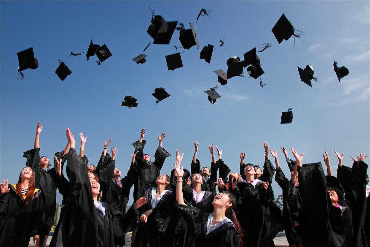 Estudiantes en graduación