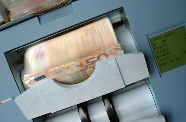 Из банкомата снимаются несколько десятком купюр евро, которые равны средней зарплате в Латвии