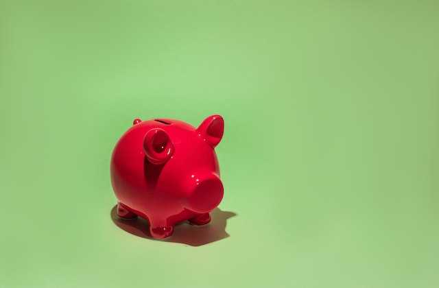 Красная свинка-копилка, которую покупают многие люди, чтобы начать откладывать деньги и не тратить их