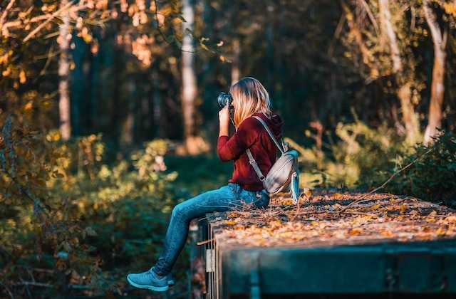 Девушка фотографирует природу, потому что узнала, как заработать в кризис на хобби