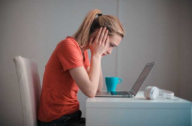 Meitene ar skumju seju sēž pie datora, jo zaudēja darbu un nezina kā pieteikties bezdarbniekos