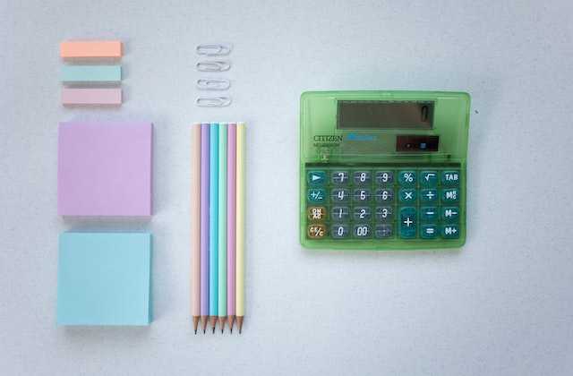 На столе лежит калькулятор, бумага и карандаши, чтобы считать и решать, что делать если не отдают долг