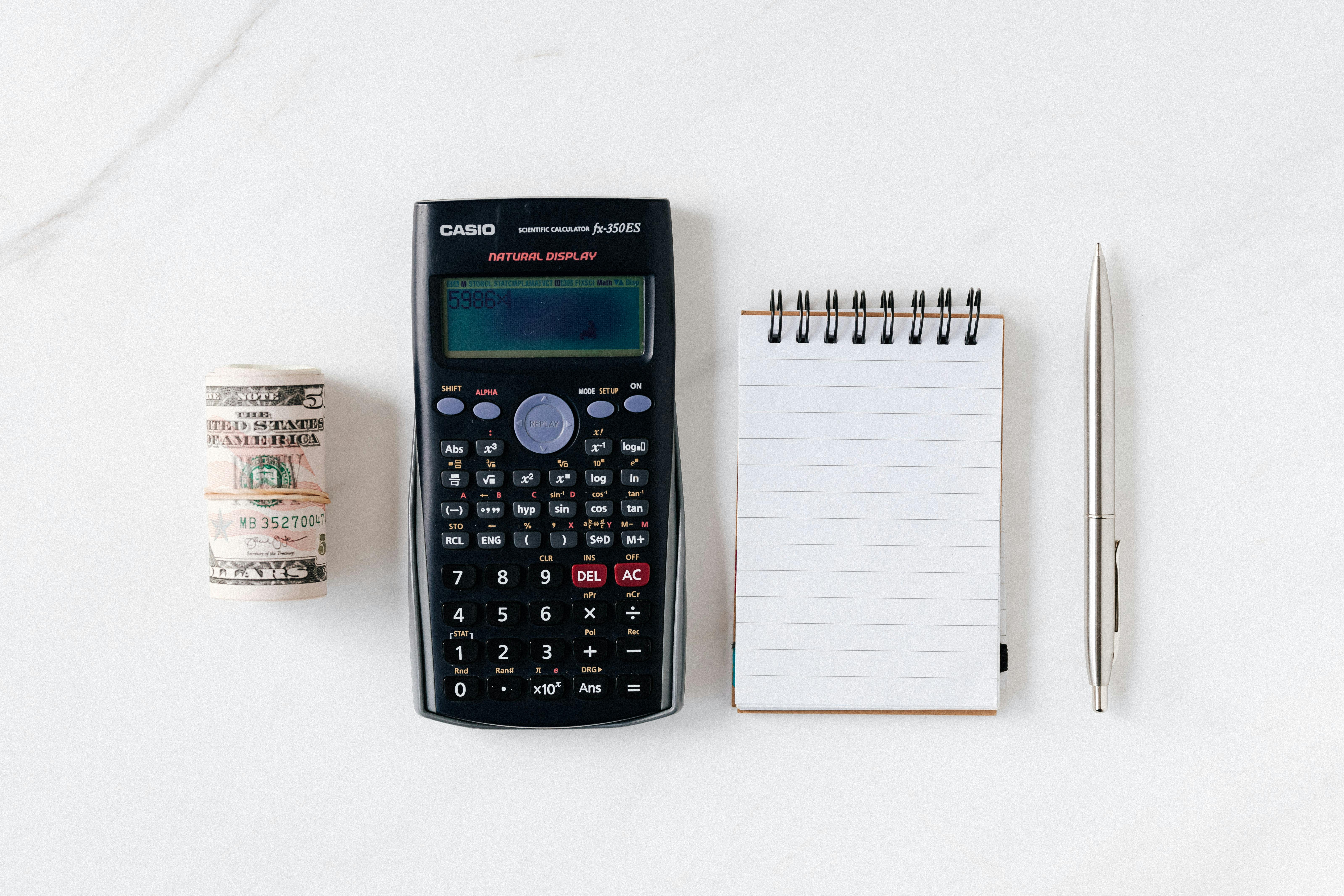 Persona evaluando documentos financieros