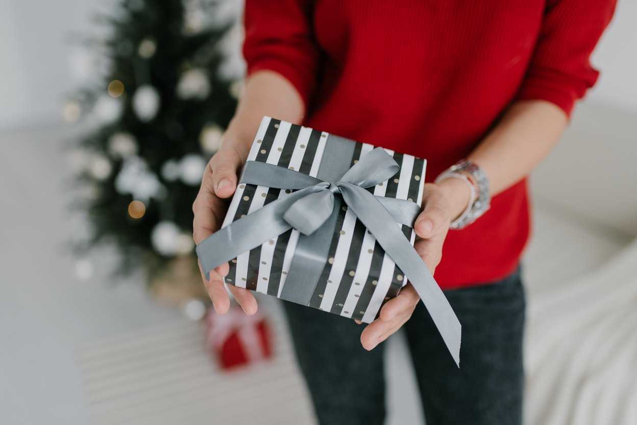 Приобрести рождественские подарки с ограниченными средствами можно, следуя советам MyCredy по управлению финансами.