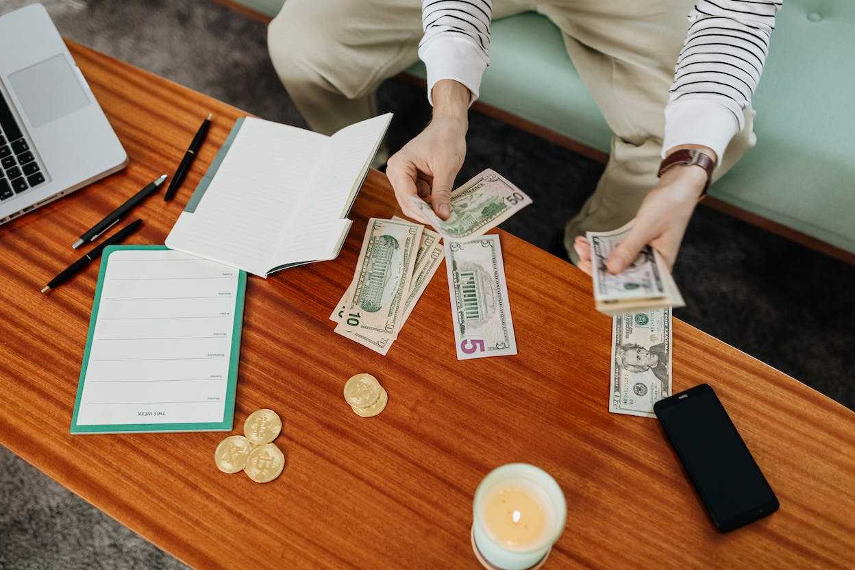 Penger, stearinlys, telefon, planlegger - på bordet