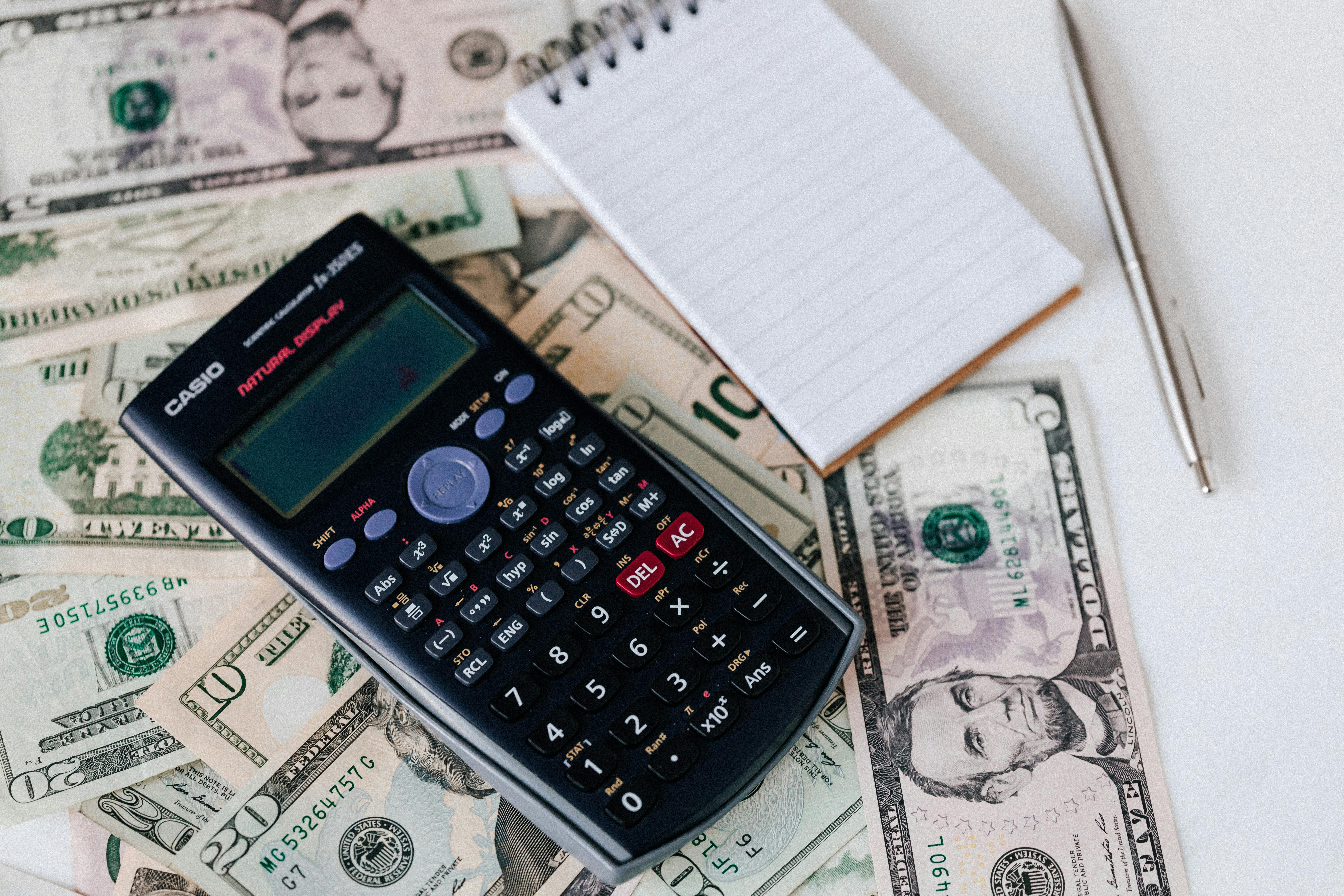 Persona che utilisescha una carta da credit online