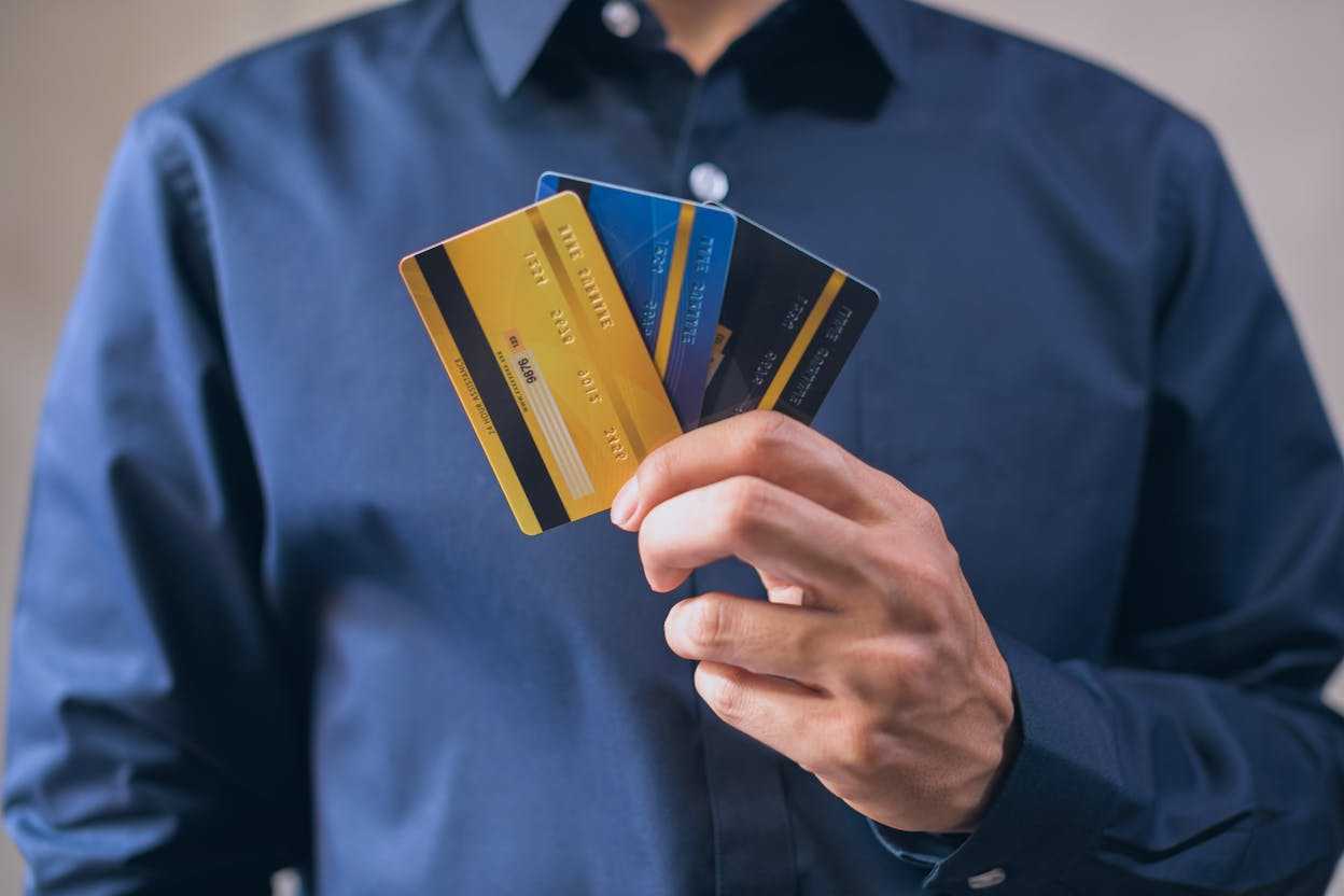 Tres tarjetas de crédito en mano